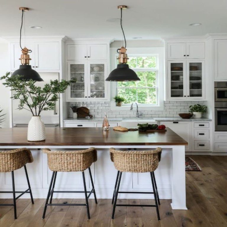 Interiores Cocina moderna con barra de madera, taburetes de mimbre y decoración minimalista.